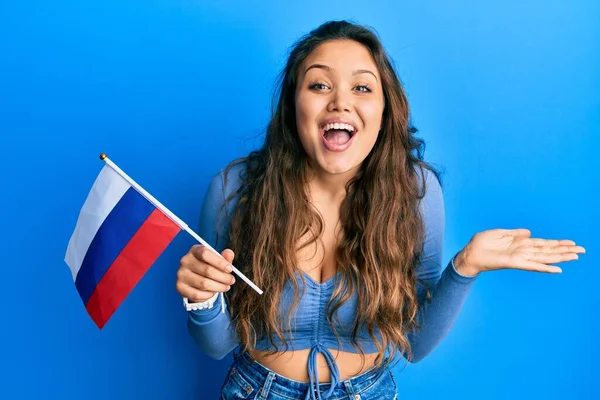 Junges Hispanisches Mädchen Mit Russischer Fahne Feiert Errungenschaft Mit Glücklichem — Stockfoto