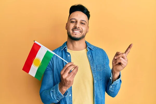 Jovem Árabe Homem Segurando Kurdistan Bandeira Sorrindo Feliz Apontando Com — Fotografia de Stock