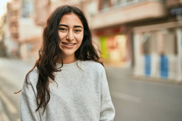 Mladý Střední Východ Dívka Usměvavý Šťastný Stojící Městě — Stock fotografie