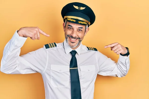 Bello Uomo Mezza Età Con Capelli Grigi Che Indossa Uniforme — Foto Stock