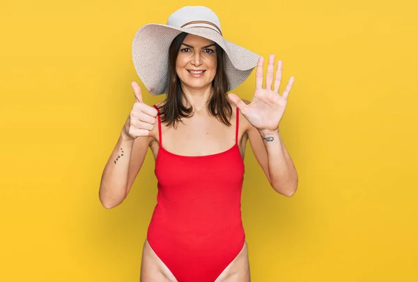Beautiful Brunette Woman Wearing Swimsuit Summer Hat Showing Pointing Fingers — Stock Photo, Image