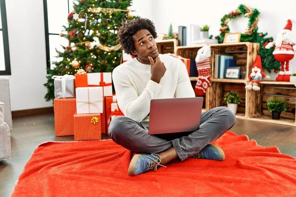 아프리카 미국인 크리스마스 노트북을 사용하는 심각하게 얼굴을 질문에 생각하고 스러운 — 스톡 사진