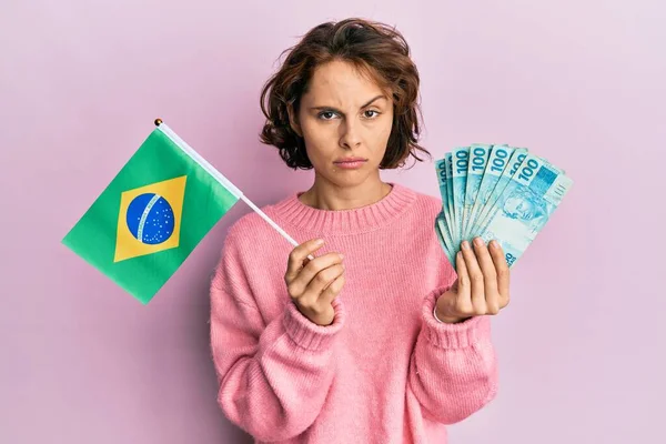 Mladá Brunetka Drží Brazilskou Vlajku Pravé Bankovky Skeptické Nervózní Mračí — Stock fotografie