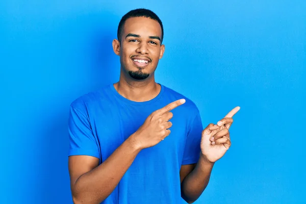Jonge Afro Amerikaanse Man Met Casual Blauw Shirt Lachend Kijkend — Stockfoto