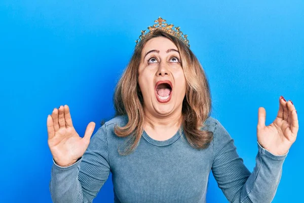 Middle Age Caucasian Woman Wearing Queen Crown Crazy Mad Shouting — Stock Photo, Image