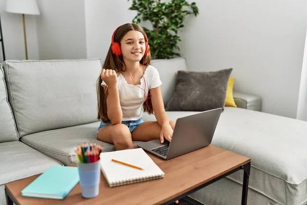 Jeune Adolescente Brune Faisant Ses Devoirs Avec Ordinateur Portable Maison — Photo