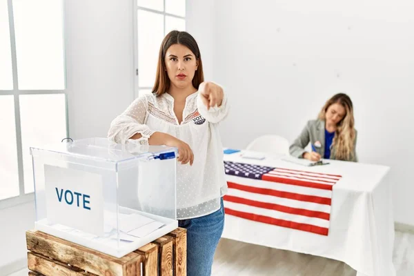 Jovem Morena Votando Colocando Envoltório Urna Apontando Com Dedo Para — Fotografia de Stock