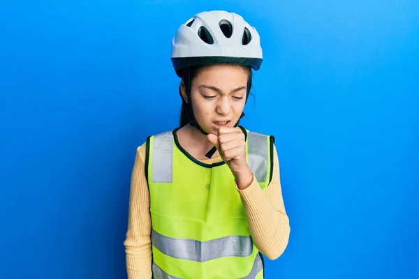 Schöne Brünette Kleine Mädchen Mit Fahrradhelm Und Reflektierender Weste Fühlen — Stockfoto