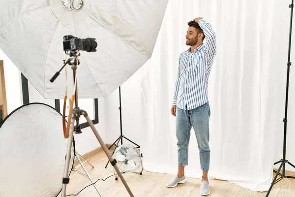 Arabische Jongeman Die Zich Voordeed Als Model Fotostudio Glimlachend Vol — Stockfoto