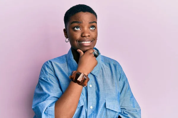 Mladá Afroameričanka Neformálním Oblečení Rukou Bradě Přemýšlí Otázce Zamyšleném Výrazu — Stock fotografie