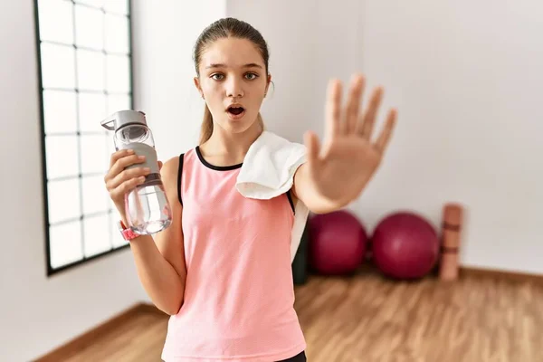 Young Brunette Teenager Wearing Sportswear Holding Water Bottle Doing Stop — Stock Photo, Image