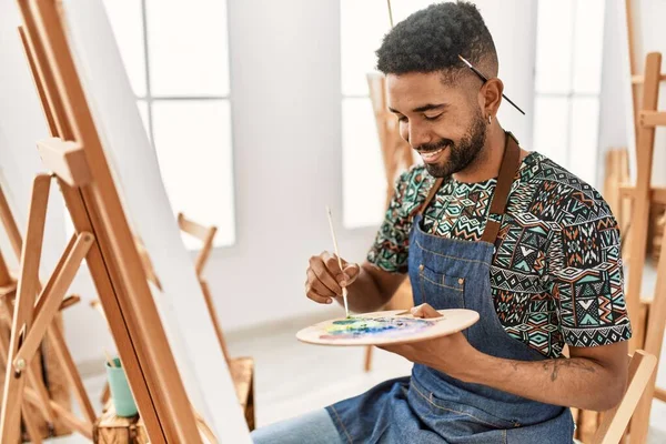 Joven Afroamericano Artista Hombre Sonriendo Feliz Pintura Estudio Arte — Foto de Stock