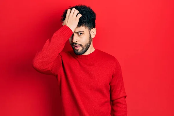 Ung Arabisk Man Med Skägg Bär Casual Röd Tröja Förvånad — Stockfoto