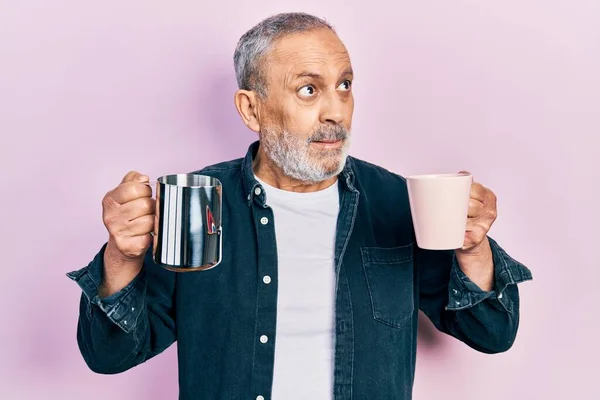 Snygg Äldre Man Med Skägg Som Håller Kaffe Och Mjölk — Stockfoto