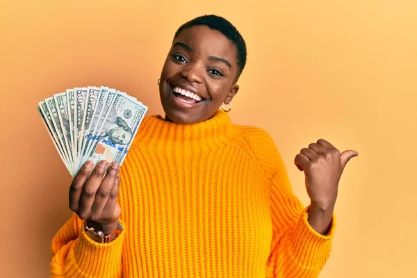 Ung Afrikansk Amerikansk Kvinna Håller Dollar Pekar Tummen Upp Till — Stockfoto