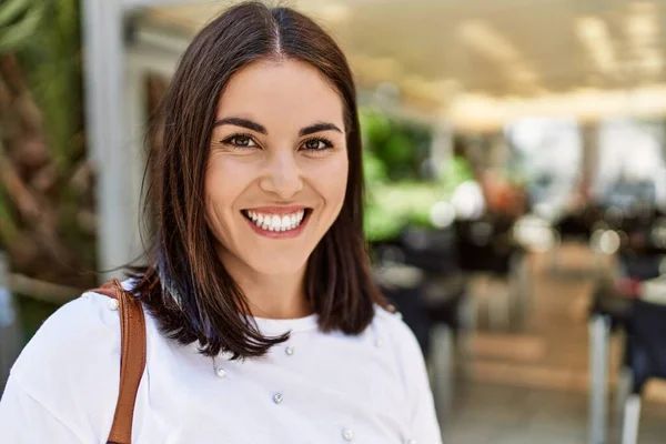 Jeune Fille Hispanique Souriant Heureux Debout Ville — Photo