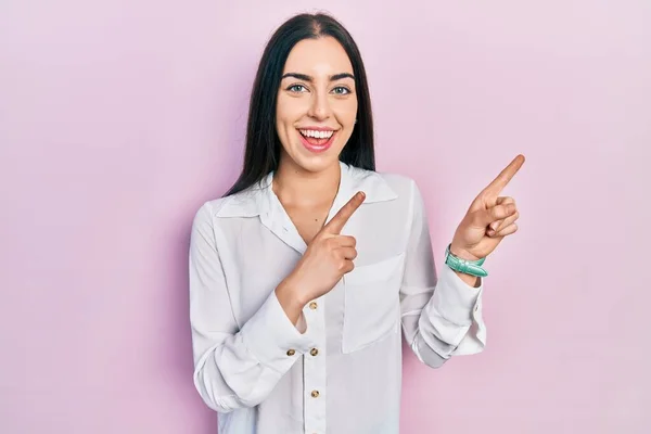 Mulher Bonita Com Olhos Azuis Vestindo Camisa Branca Casual Sorrindo — Fotografia de Stock