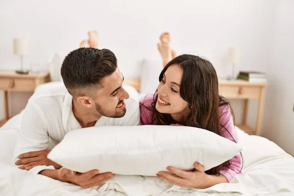 Jong Hispanic Paar Glimlachen Gelukkig Liggend Bed Thuis — Stockfoto