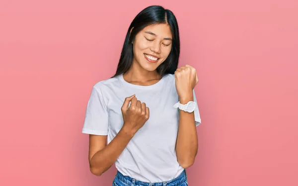 Linda Jovem Mulher Asiática Vestindo Camisa Branca Casual Comemorando Surpreso — Fotografia de Stock