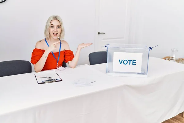 Jonge Blanke Vrouw Bij Politieke Verkiezingen Zitten Door Stemming Verbaasd — Stockfoto