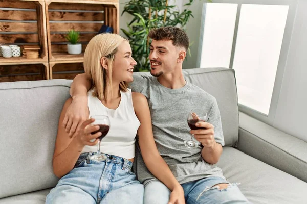 Jovem Casal Caucasiano Sorrindo Brinde Feliz Com Vinho Tinto Casa — Fotografia de Stock