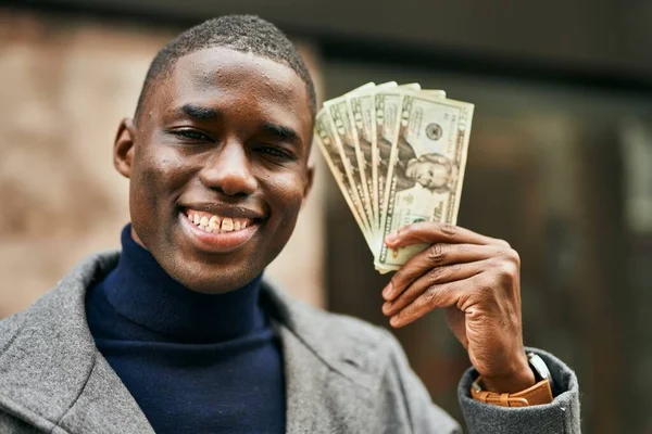 Jovem Afro Americano Sorrindo Feliz Segurando Dólares Americanos Cidade — Fotografia de Stock