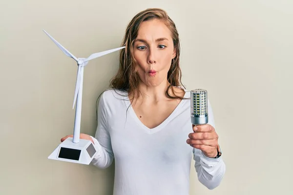 Yenilenebilir Elektrik Için Güneş Enerjisi Değirmeni Tutan Genç Sarışın Kadın — Stok fotoğraf