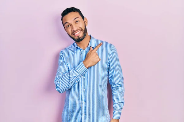 Hispanischer Mann Mit Bart Trägt Legeres Blaues Hemd Fröhlich Mit — Stockfoto