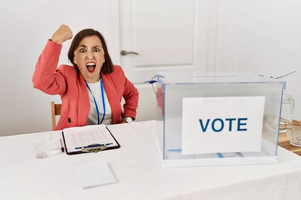 Siyasi Seçimlerde Orta Yaşlı Güzel Bir Kadın Pusulasının Başında Kızgın — Stok fotoğraf