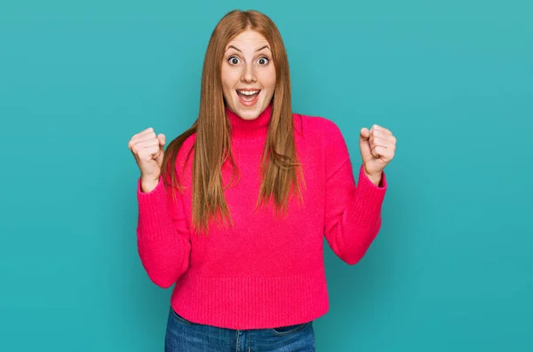 Mujer Joven Irlandesa Vestida Con Ropa Casual Que Celebra Sorprendida —  Fotos de Stock