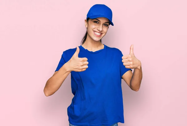 Muchacha Hispana Joven Con Entrega Mensajero Signo Éxito Uniforme Haciendo —  Fotos de Stock