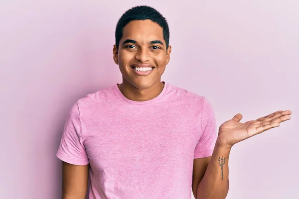 Homem Hispânico Bonito Jovem Vestindo Camisa Casual Rosa Sorrindo Alegre — Fotografia de Stock