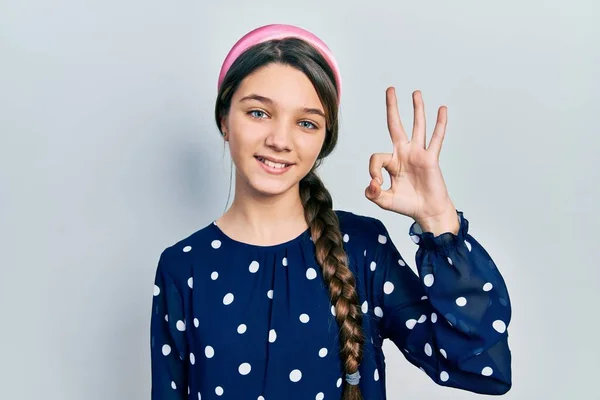 Junge Brünette Mädchen Mit Elegantem Blick Lächeln Positiv Tun Zeichen — Stockfoto
