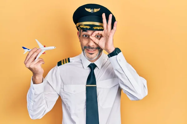 Schöner Mann Mittleren Alters Mit Grauen Haaren Der Flugzeugpilotenuniform Trägt — Stockfoto