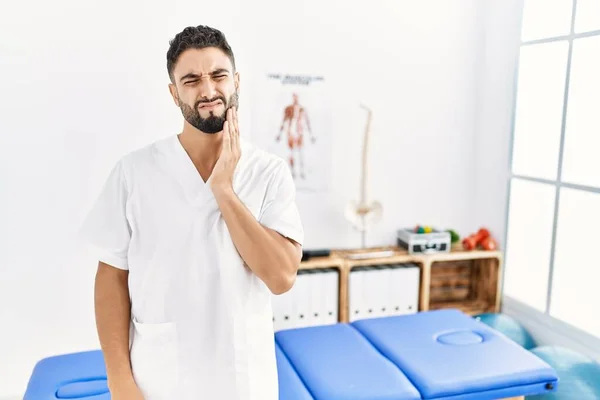 Junger Gutaussehender Mann Mit Bart Der Einer Schmerzklinik Arbeitet Und — Stockfoto