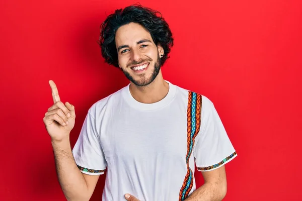 Knappe Latino Man Met Casual Wit Shirt Lachend Vrolijk Wijzend — Stockfoto