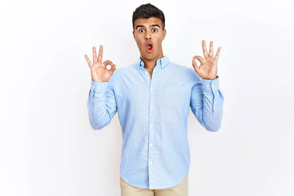 Joven Hombre Hispano Vistiendo Camisa Negocios Pie Sobre Fondo Aislado — Foto de Stock