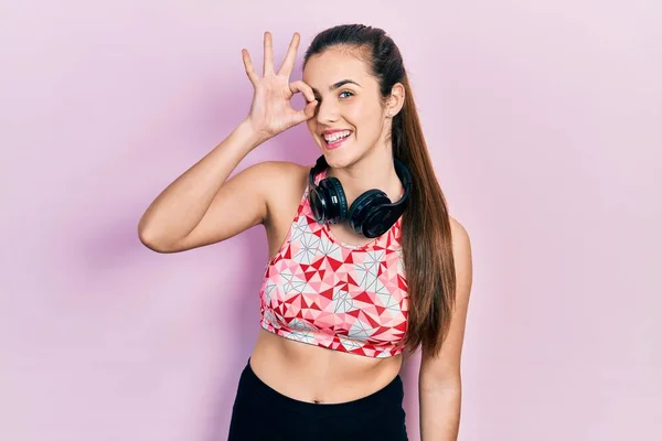 Joven Adolescente Morena Usando Ropa Gimnasio Usando Auriculares Haciendo Buen —  Fotos de Stock