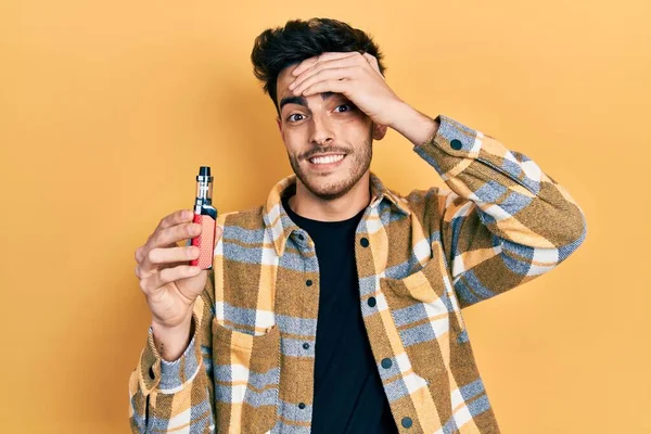 Ung Latinamerikansk Man Som Håller Elektronisk Cigarett Stressad Och Frustrerad — Stockfoto