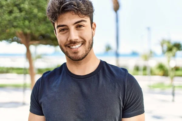 Joven Hispano Sonriendo Feliz Pie Ciudad —  Fotos de Stock