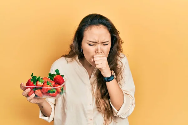 Jong Latijns Amerikaans Meisje Met Aardbeien Die Zich Onwel Voelen — Stockfoto