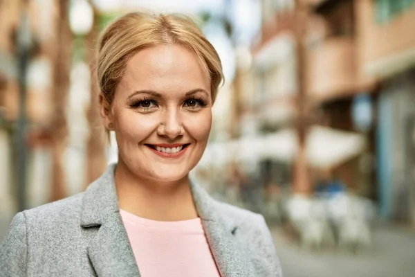 Young Blonde Businesswoman Smiling Happy Standing City — Stock Photo, Image