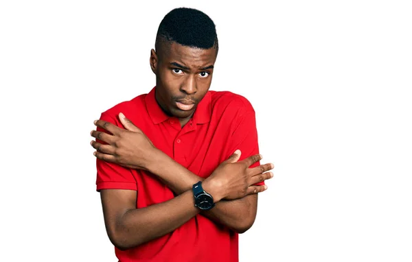 Jonge Afro Amerikaanse Man Draagt Casual Rood Shirt Schudden Bevriezen — Stockfoto