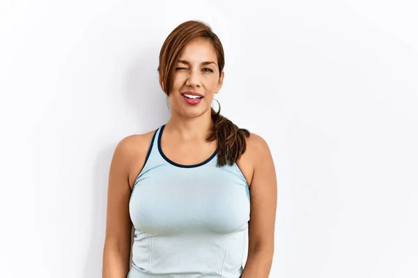 Junge Lateinamerikanische Frau Sportlicher Kleidung Vor Isoliertem Hintergrund Zwinkert Die — Stockfoto