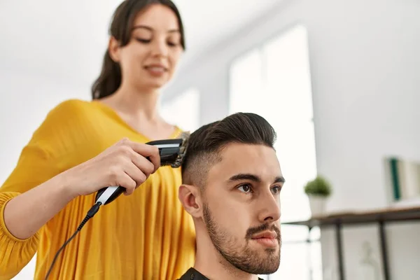 Jovem Cabeleireiro Hispânico Mulher Cortando Cabelo Homem Usando Máquina Barbear — Fotografia de Stock