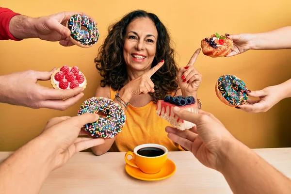 Hermosa Mujer Mediana Edad Bebiendo Una Taza Café Alrededor Pasteles —  Fotos de Stock