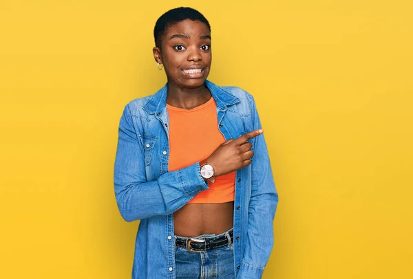 Jonge Afro Amerikaanse Vrouw Draagt Casual Kleding Wijzen Opzij Bezorgd — Stockfoto