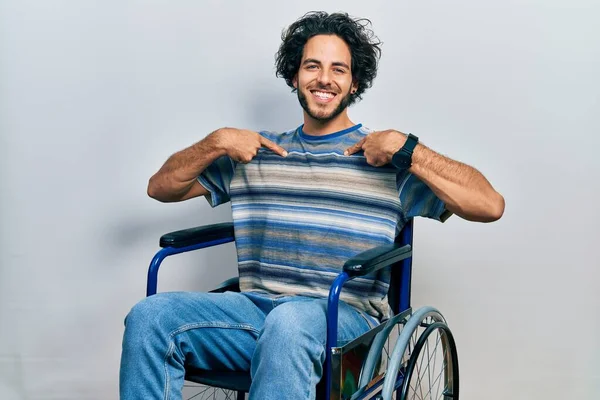 Tekerlekli Sandalyede Oturan Yakışıklı Kendine Güveni Olan Kendini Gururlu Mutlu — Stok fotoğraf
