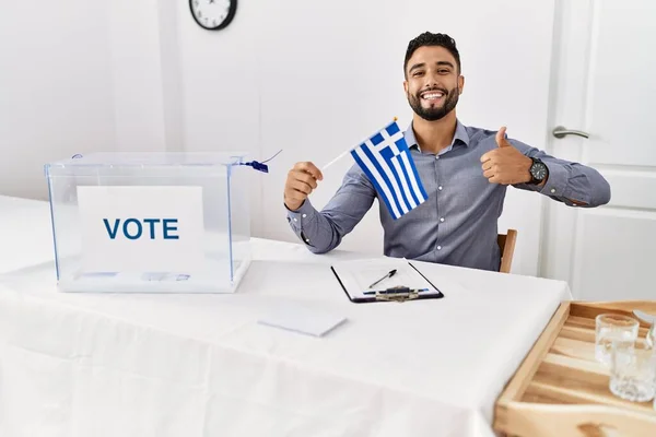 Junger Gutaussehender Mann Mit Bart Bei Wahlkampfveranstaltung Mit Griechischer Fahne — Stockfoto