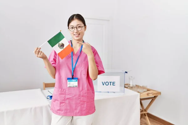 Молодая Женщина Медсестра Азии Выборах Парламент Держит Мексиканский Флаг Улыбаясь — стоковое фото